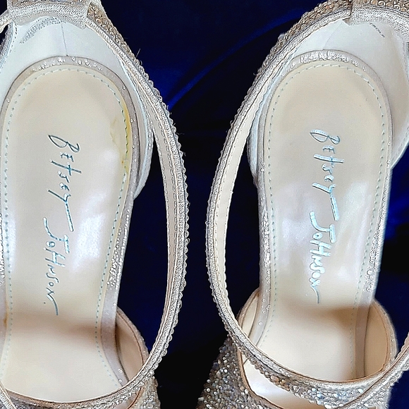 NEW. BLUE BY BETSEY JOHNSON Sage Evening Sandals in Light Gold - Picture 11 of 13